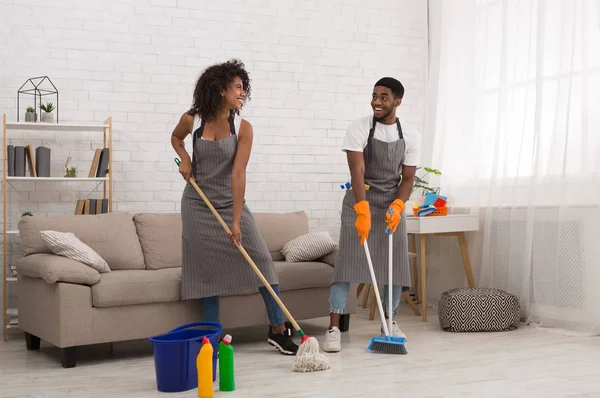 Афро-американская пара, выполняющая домашнюю работу вместе — стоковое фото