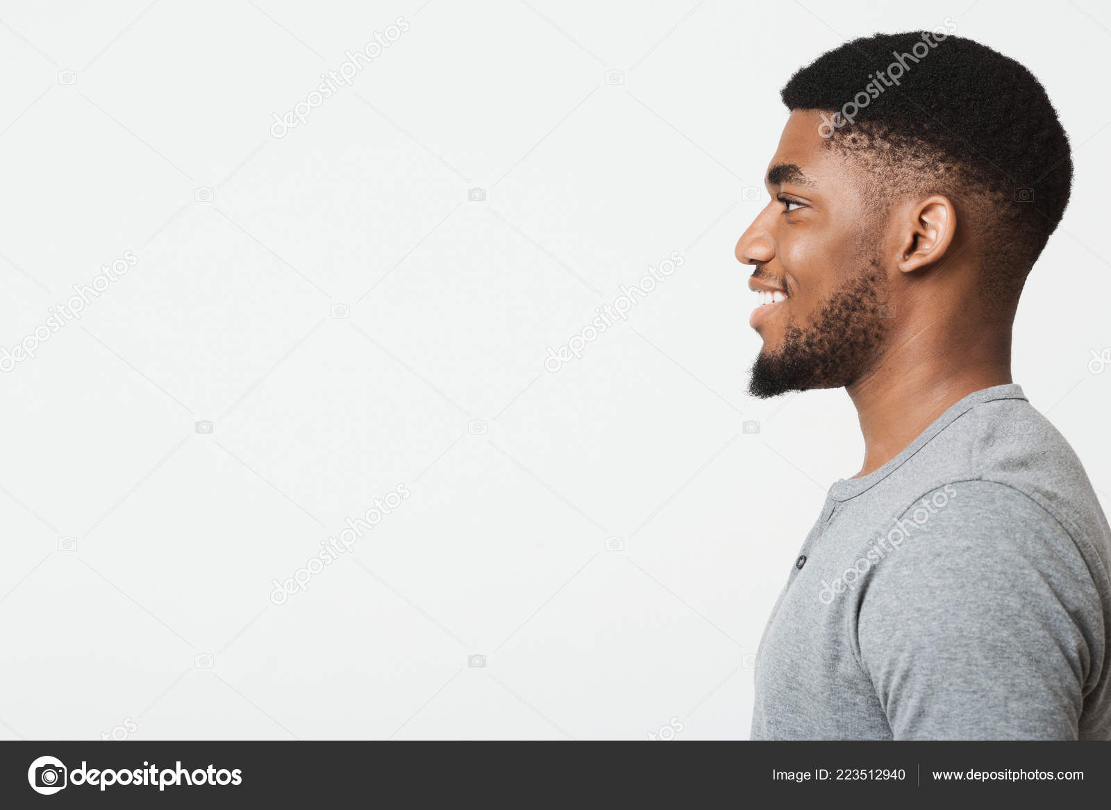 幸せの笑顔若いアフリカ系アメリカ人男性の横顔の肖像画 ストック写真 C Milkos 幸せの笑顔若いアフリカ系アメリカ人男性の横顔の肖像画 ストック写真 C Milkos