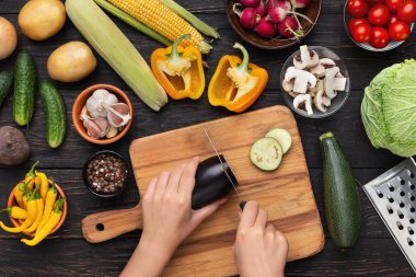 Kadın kesme patlıcan yemeği en iyi görünüm için