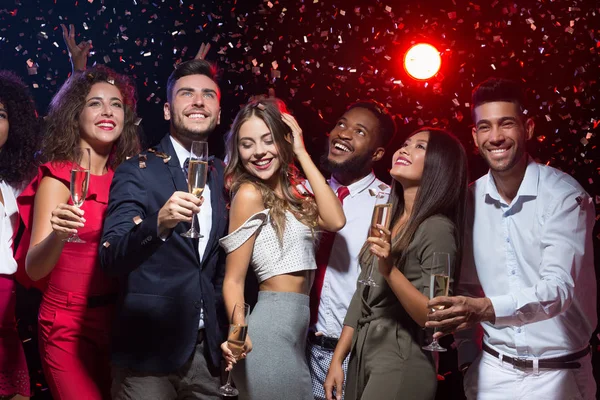 Diversos amigos felizes comemorando o Ano Novo juntos — Fotografia de Stock