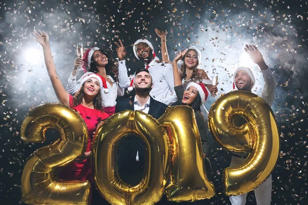 Multietniskt vänner håller 2019 ballonger vid nyår party — Stockfoto