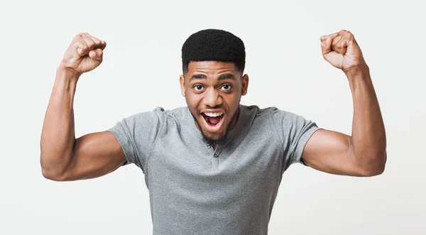 Afroamerikansk man skrek och visar biceps på kamera — Stockfoto