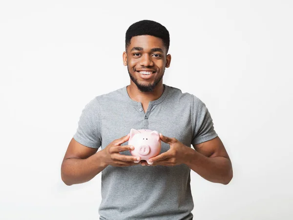 Zwarte man houden spaarpot op witte achtergrond — Stockfoto