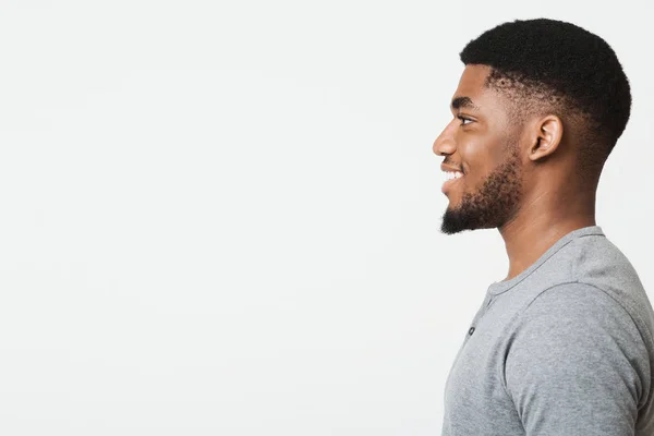 Lyckligt leende unga afroamerikansk man profil porträtt — Stockfoto