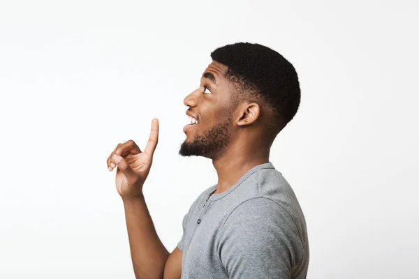 Homem afro-americano tendo ideia, apontando com o dedo e olhando para cima — Fotografia de Stock