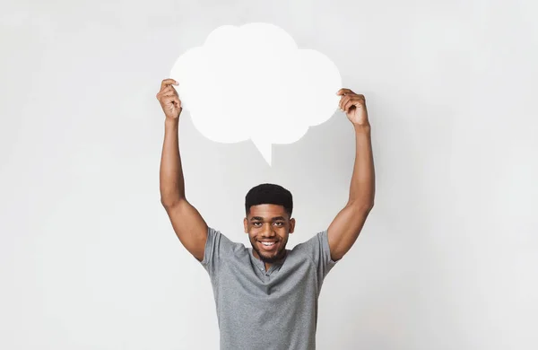 Afro-Amerikaanse man die lege tekstballon op wit — Stockfoto