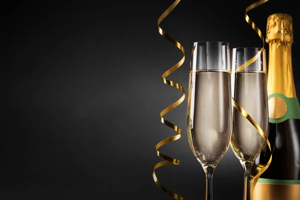 Botella de champán y flautas para la celebración de Navidad — Foto de Stock