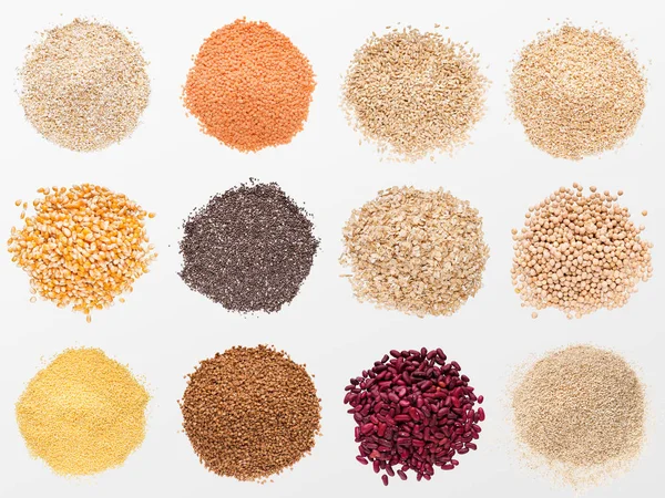 Colección de diversos granos y cereales sobre fondo blanco — Foto de Stock