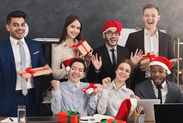 Gelukkig business team genieten van Kerstmis partij in kantoor — Stockfoto