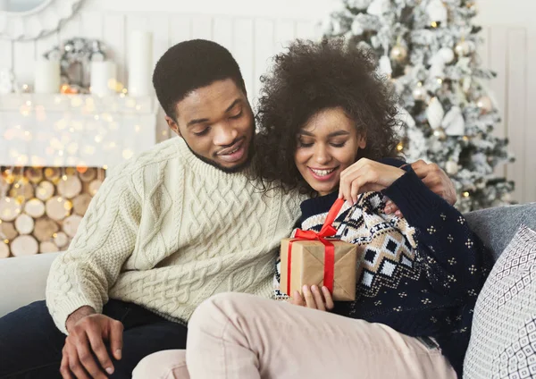 Chica feliz desenvolviendo regalo de Navidad de su novio — Foto de Stock