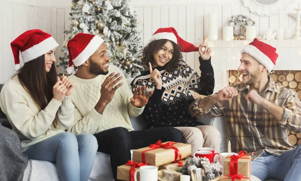 Freundeskreis feiert Weihnachten zu Hause — Stockfoto