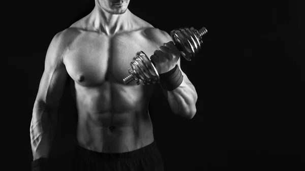 Starker athletischer Mann mit Hantel zeigt nackten muskulösen Körper — Stockfoto