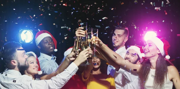 Amis excités cliquetis verres de champagne pendant la fête — Photo