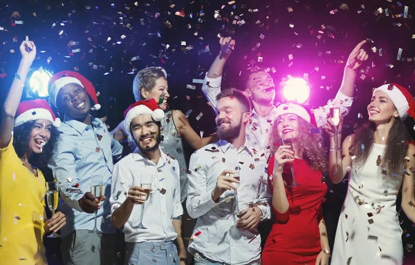 Счастливые друзья танцуют на новогодней вечеринке — стоковое фото