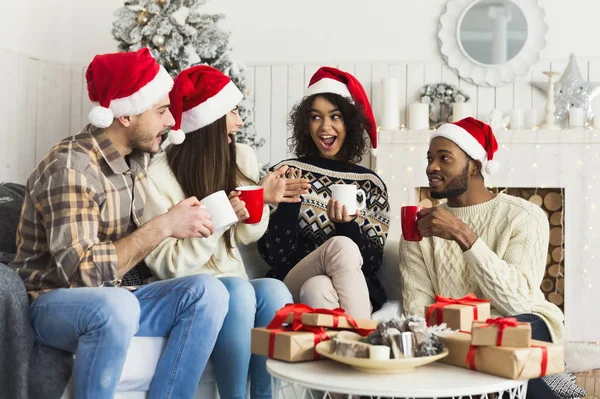 Amis heureux célébrant Noël à la maison — Photo