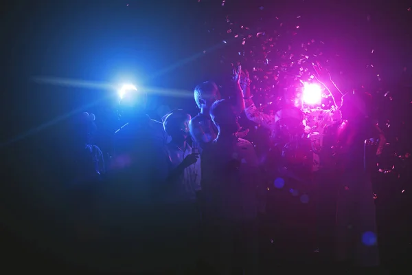 Siluety tančících lidí s oslavou v klubu — Stock fotografie