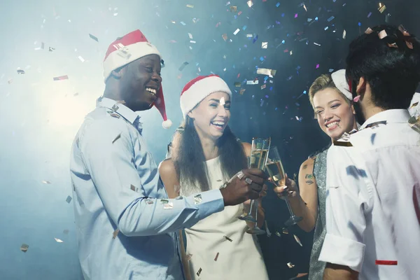 Multiracial vänner att göra toast samtidigt firar nyår — Stockfoto