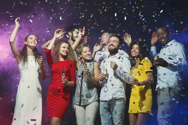 Amis multiraciaux s'amuser à la fête d'anniversaire — Photo