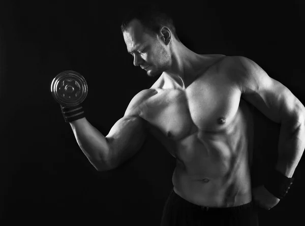 Homem atlético forte com haltere mostra corpo muscular nu — Fotografia de Stock