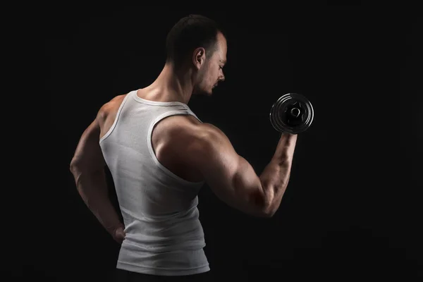 Homem atlético forte com haltere mostra corpo muscular — Fotografia de Stock