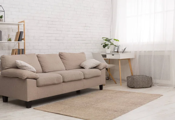 Ontwerp van moderne woonkamer met sofa, kopie ruimte — Stockfoto