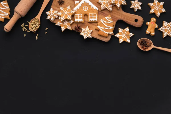 Peperkoek kerstkoekjes, specerijen op snijplank — Stockfoto