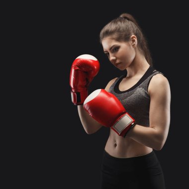Boks eldivenleri muhteşem bir genç kadınla yan görünüm