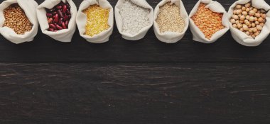 Çeşitli gluten ücretsiz tahıl bez torbalarda kenarlık