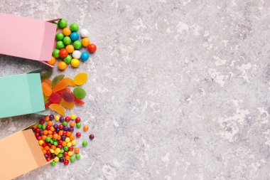 Renkli şekerler beton zemin üzerine kağıt kutularından saçılma