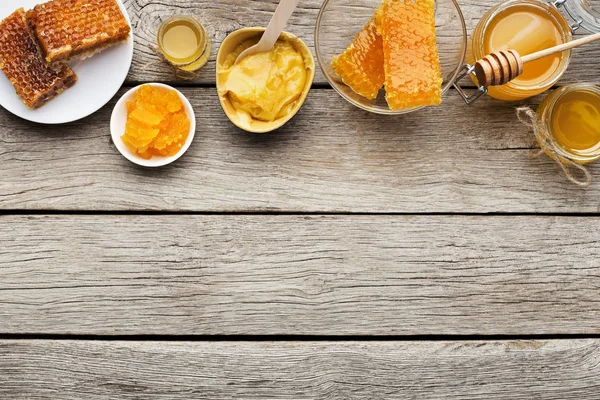 Verschiedene Sorten von süßem, goldenem, frischem Honig — Stockfoto