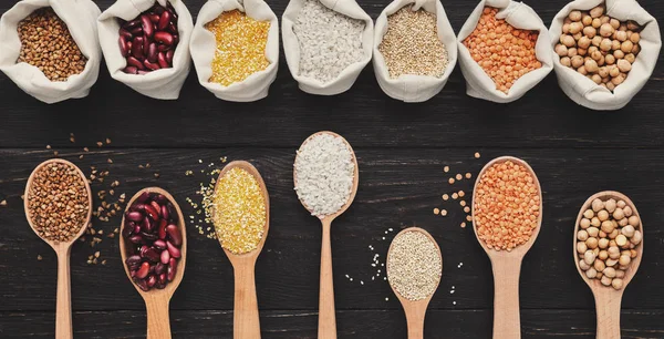 Granos sin gluten surtidos en bolsas de tela y cucharas —  Fotos de Stock