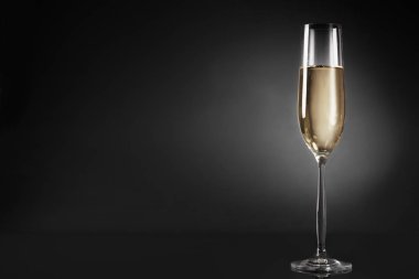 Şampanya kadehi ile yeni yıl arka plan