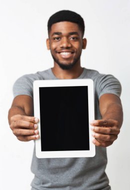 Afrikalı-Amerikalı adam gösteren boş dijital tablet ekran