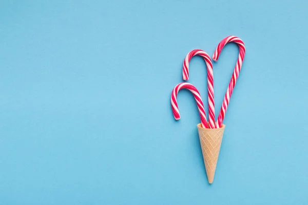 Bastoncini di zucchero su sfondo blu - Concetto di Natale — Foto Stock