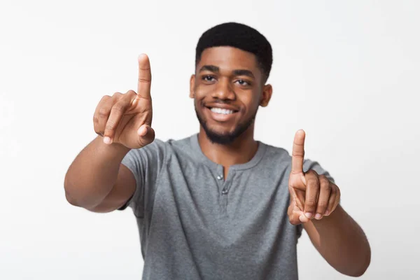 Hombre negro tocando en interfaz de pantalla transparente — Foto de Stock