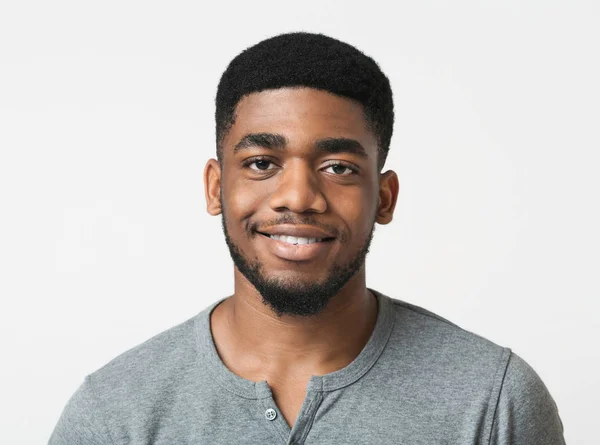 Joven hombre afroamericano sonriente sobre fondo blanco —  Fotos de Stock