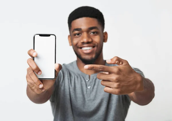 Happy černý muž, který držel nejnovější tenký smartphone — Stock fotografie