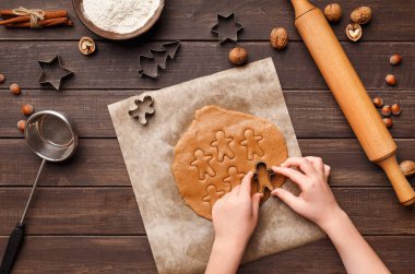 Çocuk kesme gingerbread metal kesiciler ile eller