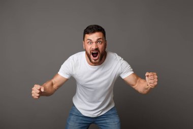 Genç kızgın yakışıklı kaslı adam çığlık