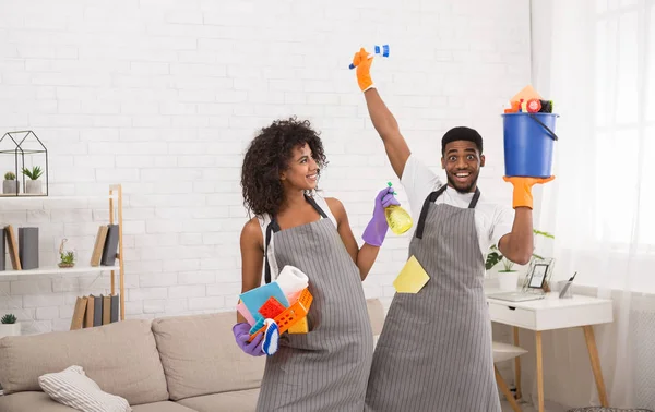 非洲裔美国夫妇拿着清洁工具和洗涤剂 — 图库照片