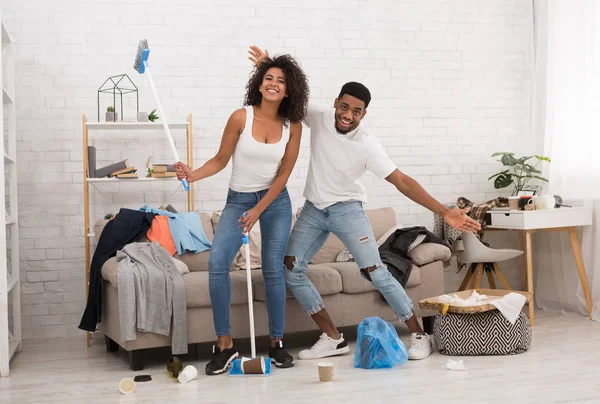 Young family cleaning apartment after house party — Stock Photo, Image