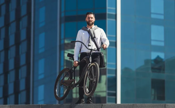 Przystojny biznesmen prowadzenia jego rower na ulicach miasta — Zdjęcie stockowe