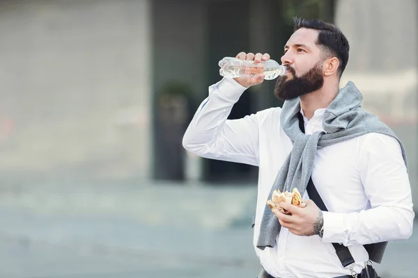 Positiv stilig affärsman med lunch nära kontorsbyggnad — Stockfoto