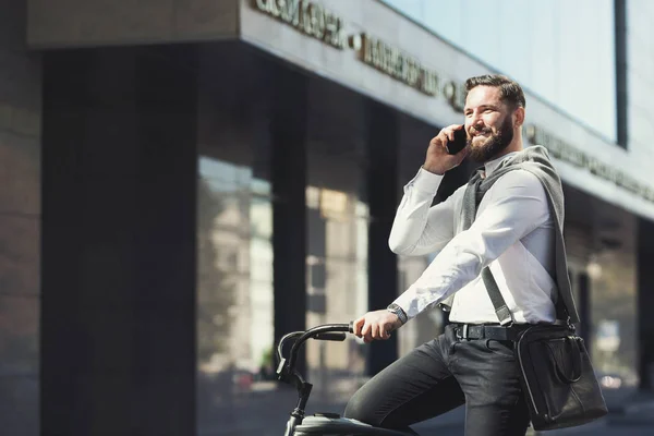 Biznesmen zatrzymać rower do rozmowy na telefon — Zdjęcie stockowe