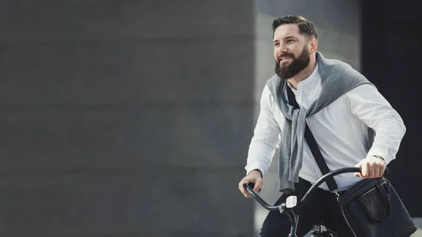 Empresário alegre andando de bicicleta para o escritório — Fotografia de Stock