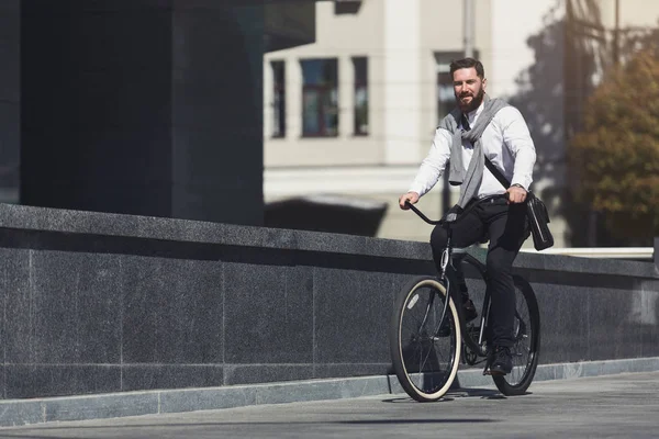 Knappe jonge zakenman op zijn fiets rijden — Stockfoto