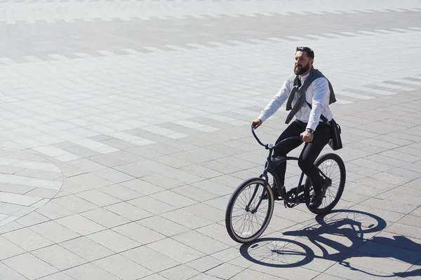 Empresário andando de bicicleta para o local de trabalho para proteger o meio ambiente — Fotografia de Stock