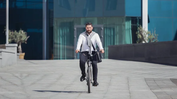 Actieve ernstige bebaarde zakenman paardrijden zijn fiets — Stockfoto