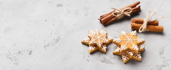 Kerstkoekjes peperkoek en kaneelstokjes op grijze achtergrond — Stockfoto