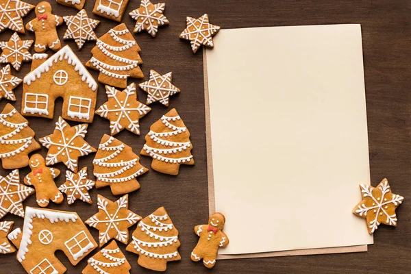 Recept voor gingerbreads. Kerstkoekjes met lege papier — Stockfoto